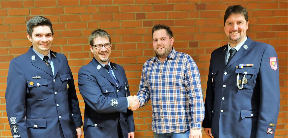 Ein junger, dynamischer Feuerwehrmann verabschiedet sich