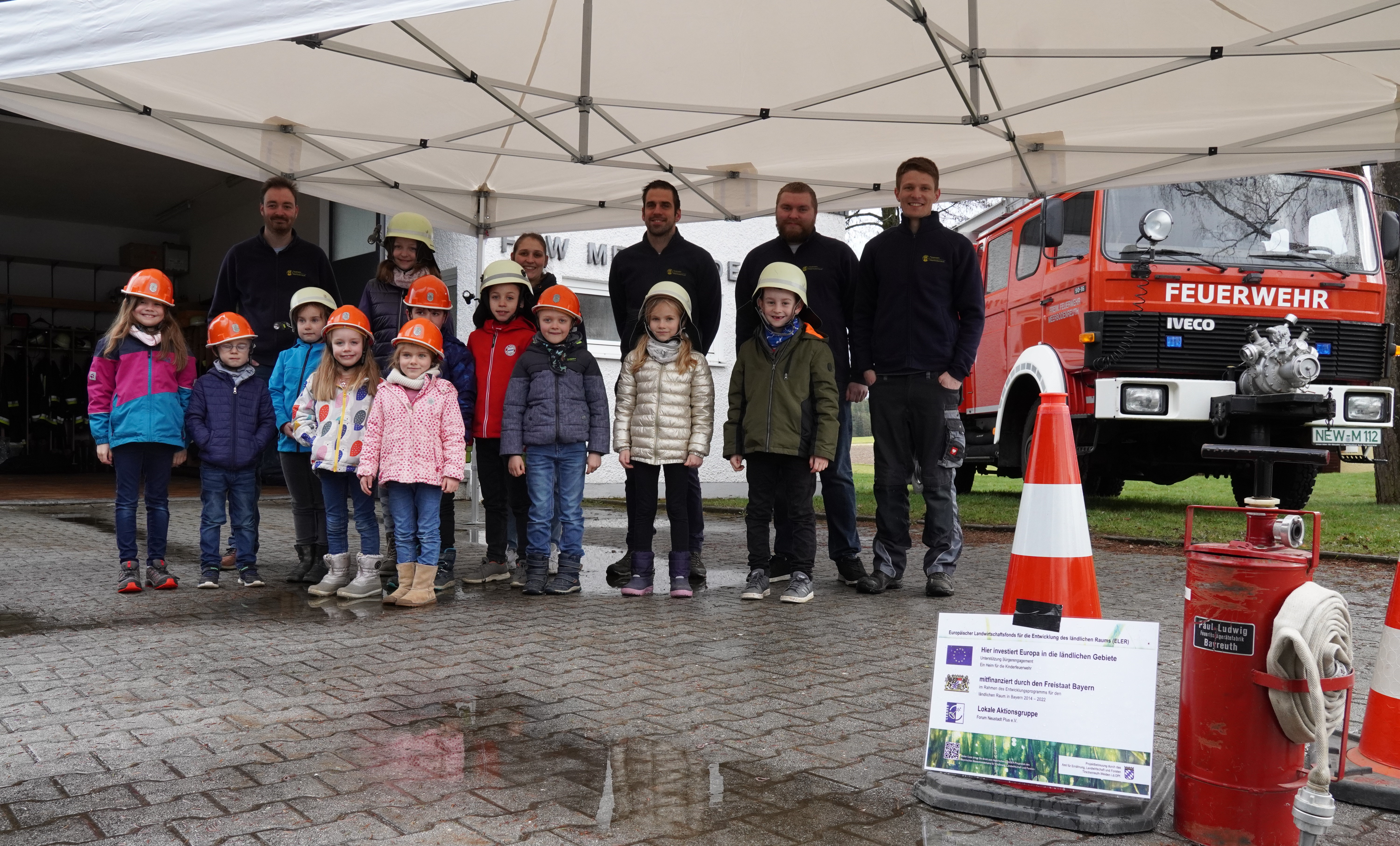 Kinderfeuerwehr Meerbodenreuth erhält Faltpavillon