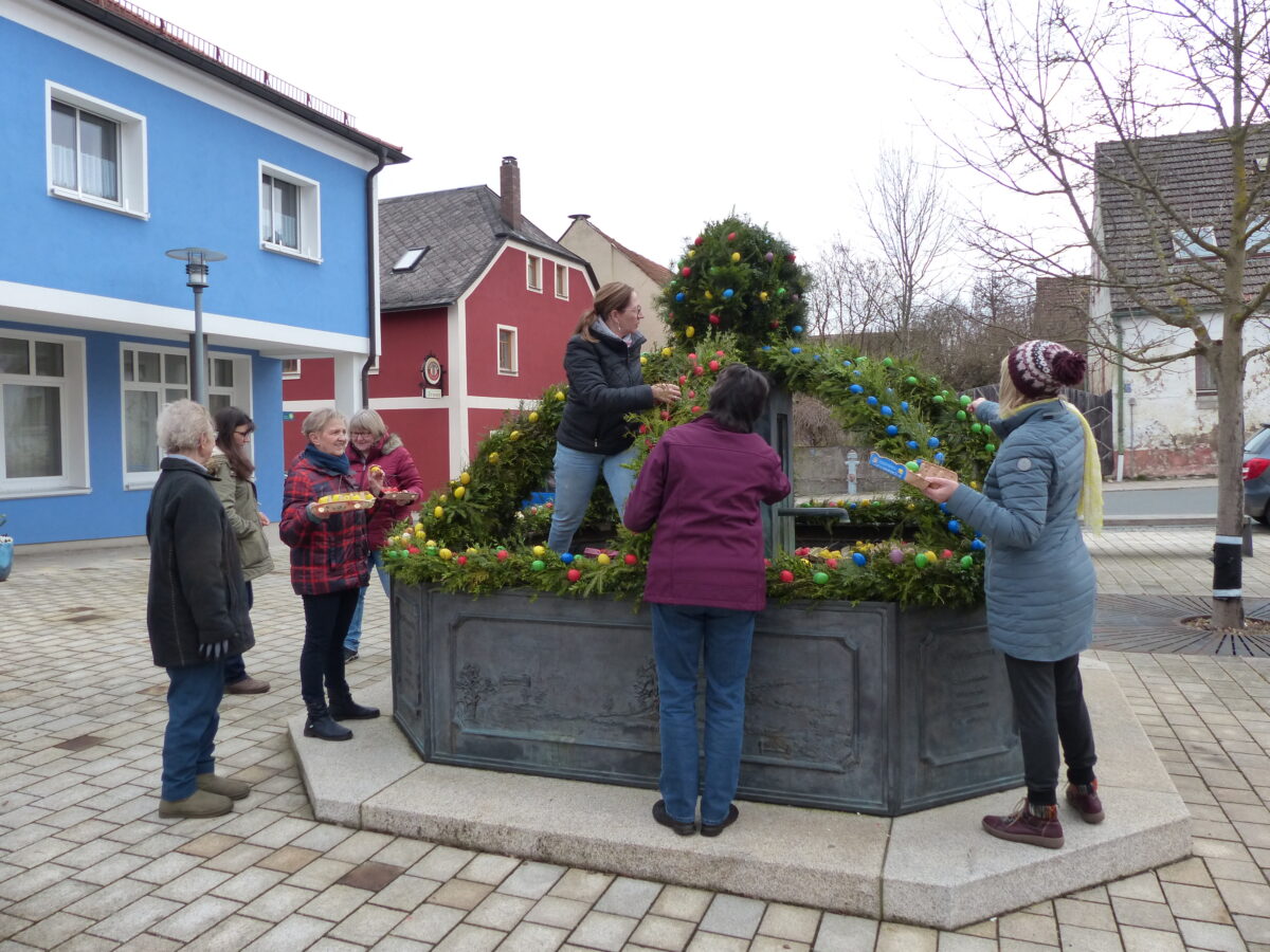 Osterbrunnen in Kohlberg mit echten Eiern geschmückt