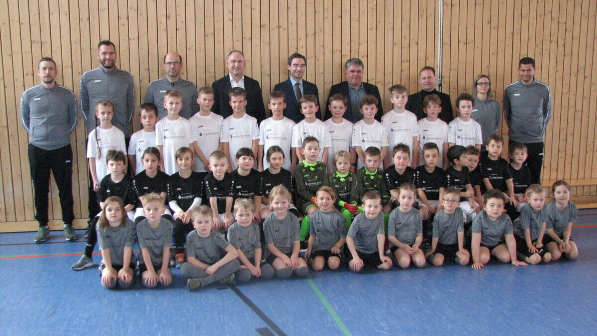 Sparkasse spendet Trikots an VfB-Jugend