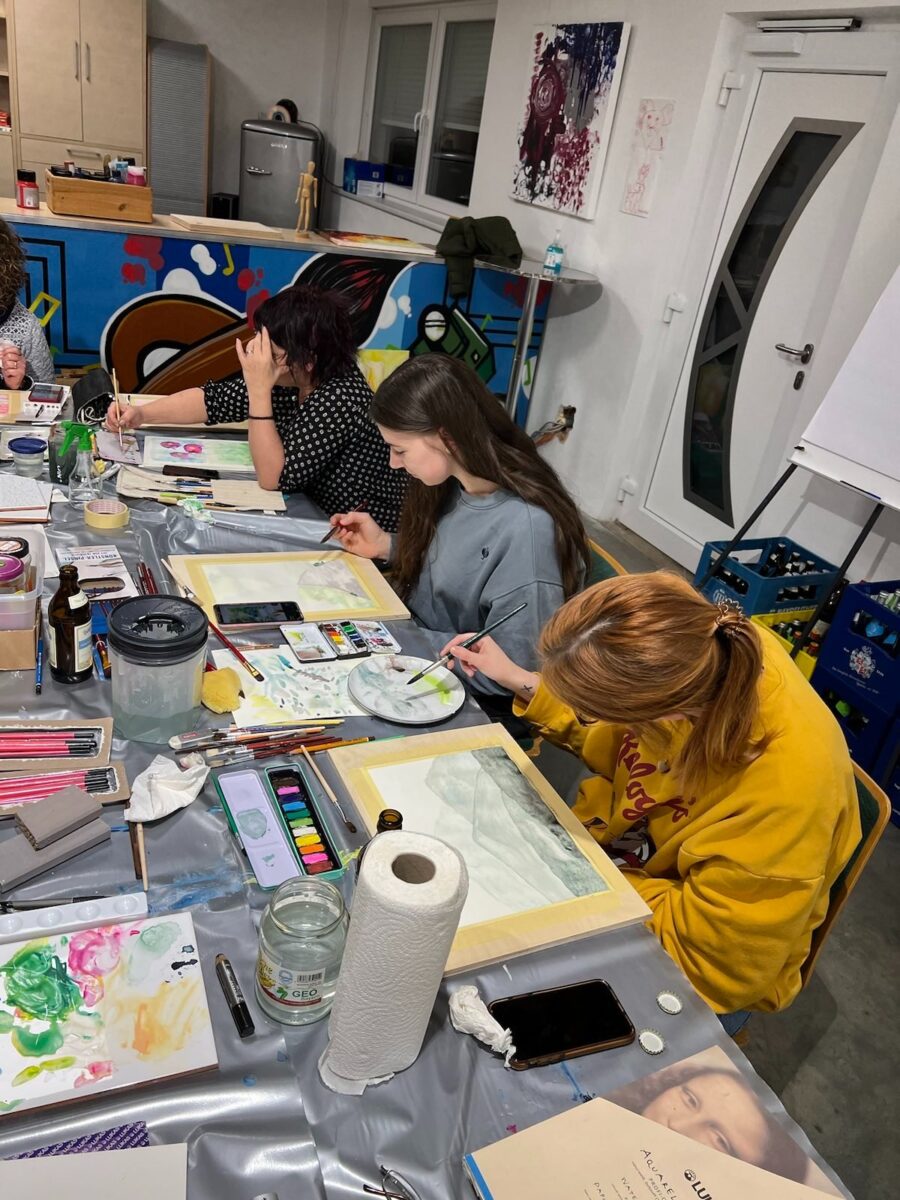 Künstler durften mit Acryl- und Aquarellfarben experimentieren und sich kreativ austoben