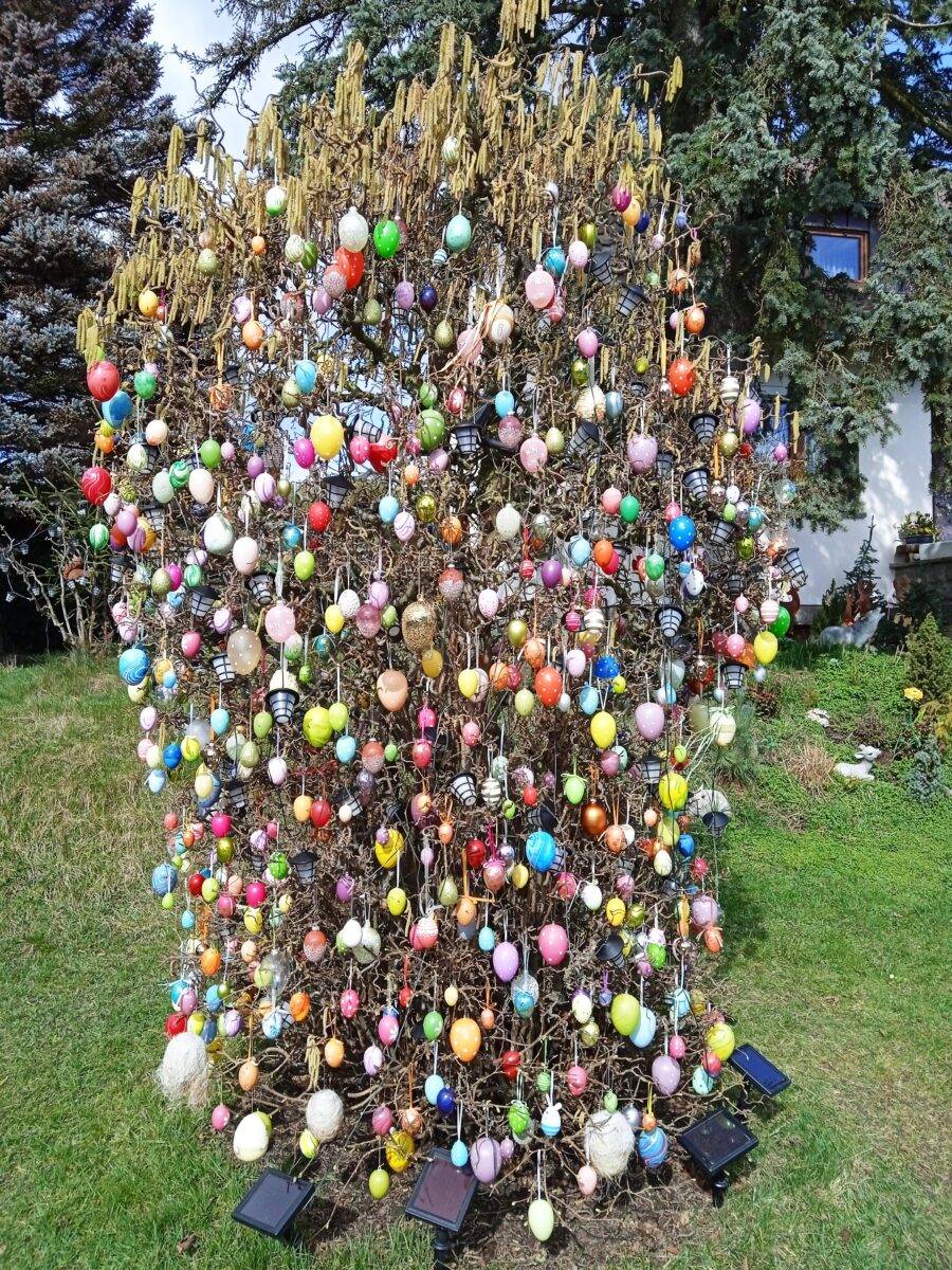 Österliches Kunstwerk schmückt Familiengarten