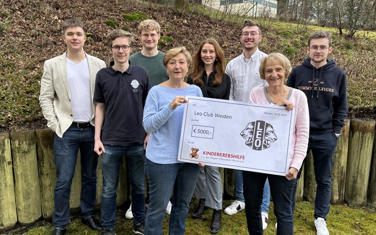 Große Geste von den Leos Weiden