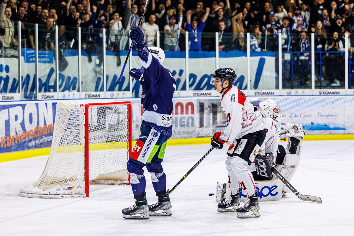 Furioser Play-off-Start: Blue Devils fegen Duisburg vom Eis