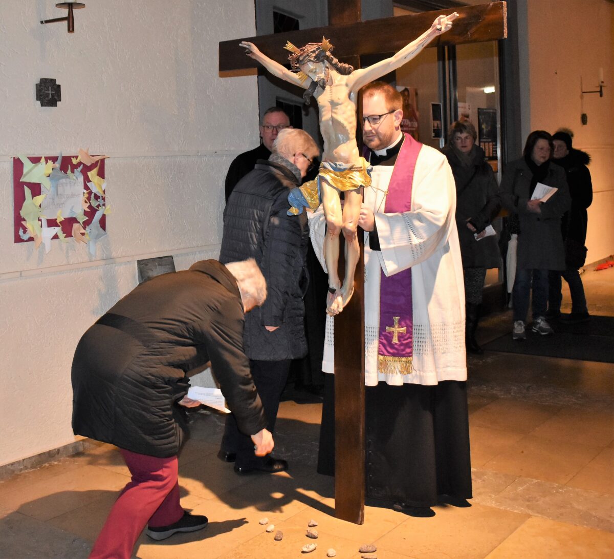 Symbolhafter Kreuzweg in der Kirche