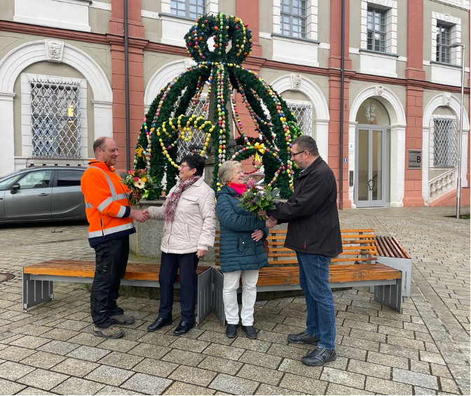 Etwa 1.600 Handbemalte Eier zieren den Osterbrunnen auf dem Stadtplatz