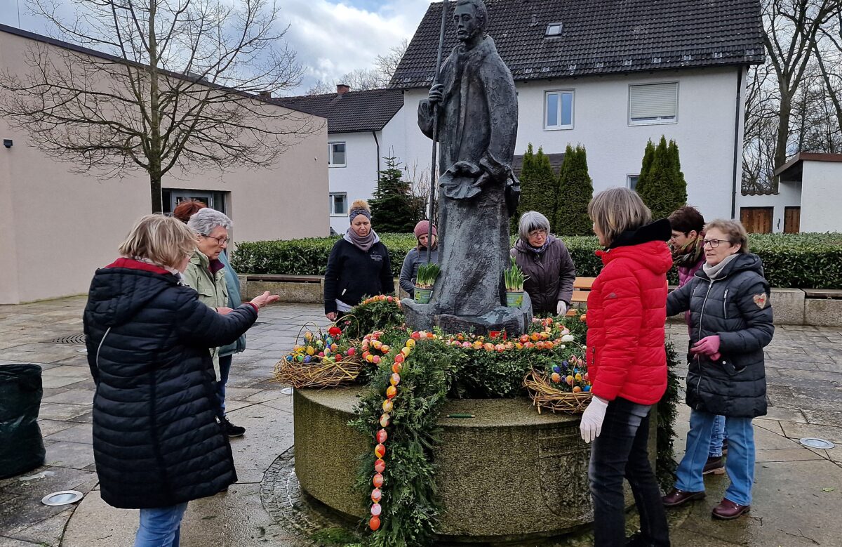 Osterbrunnen in den Farben gelb-rot zum 800-jährigen Jubiläum