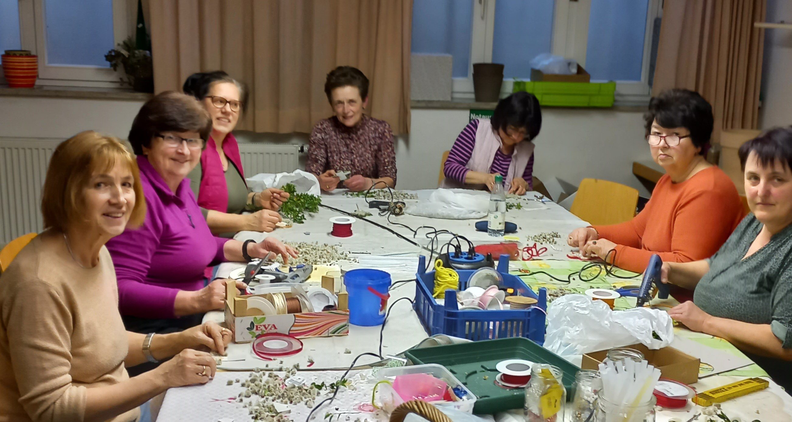 Landfrauen basteln Palmbuschen für Palmsonntag