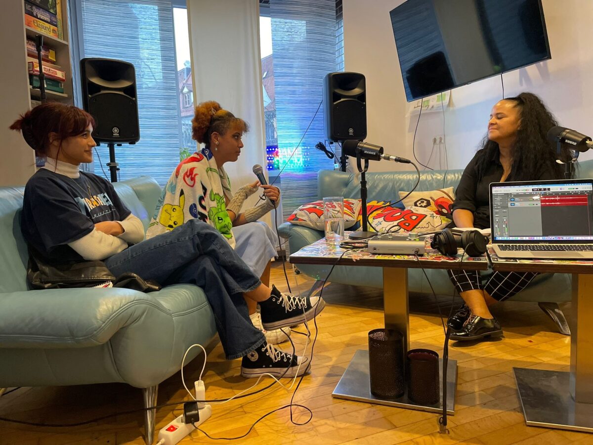 Podiumsdiskussion „Von Rassismus betroffen“