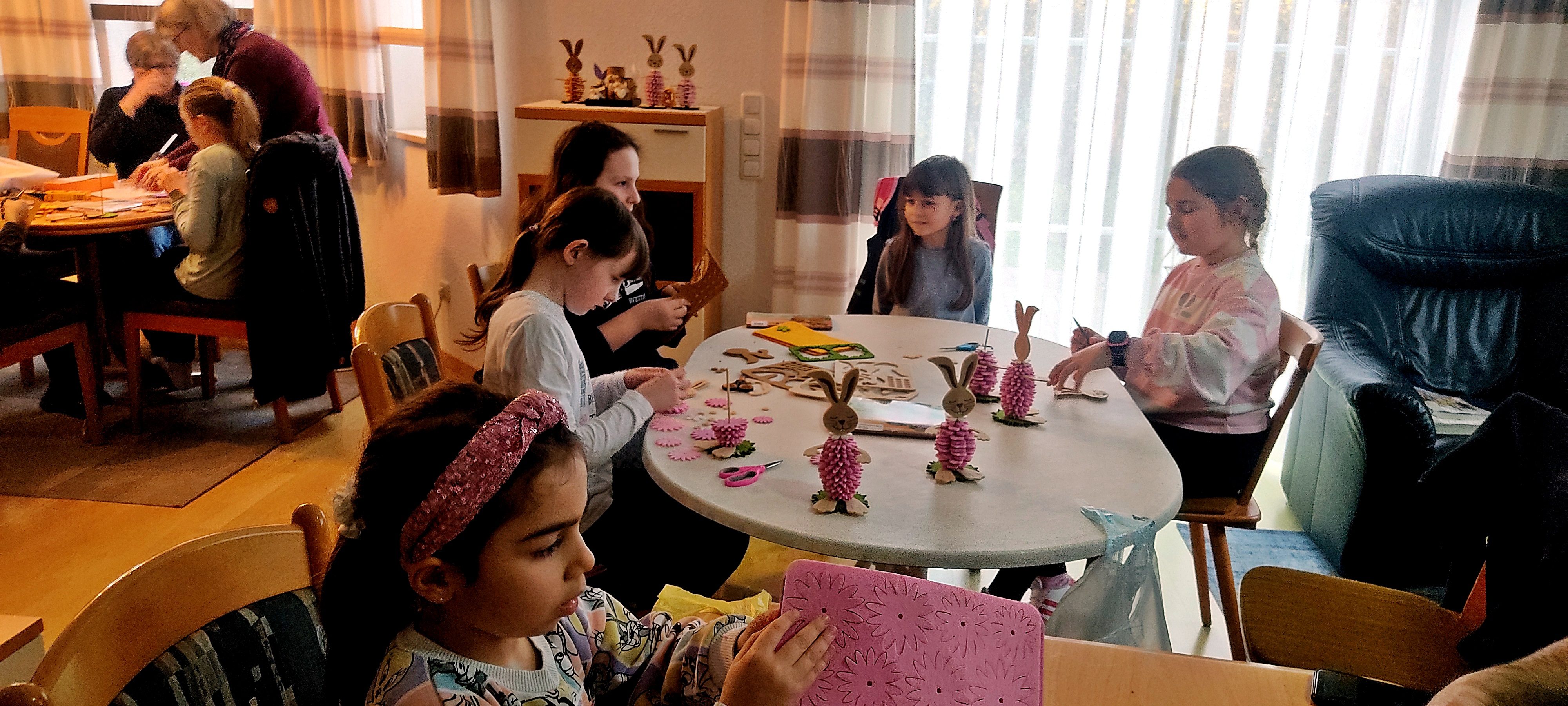 Bastelnachmittag mit Kindern aus der Siedlergemeinschaft Rehbühl