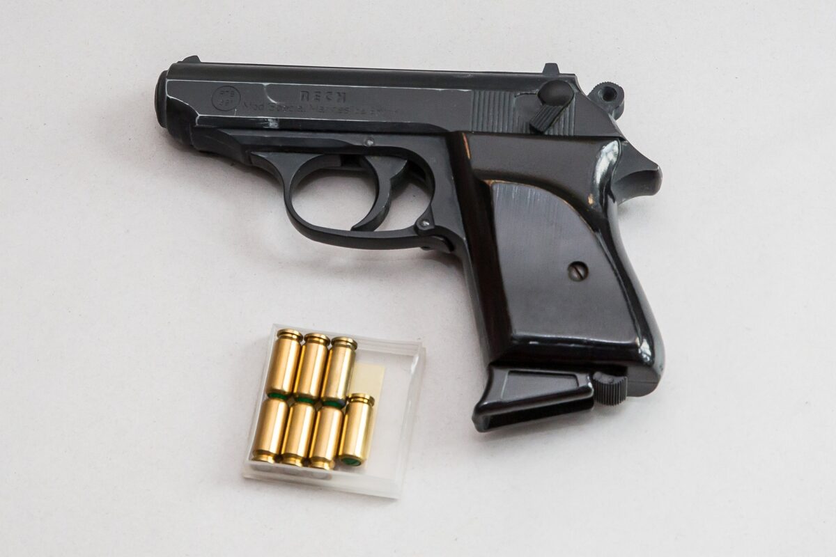 Buben entdecken Tüte mit Waffen