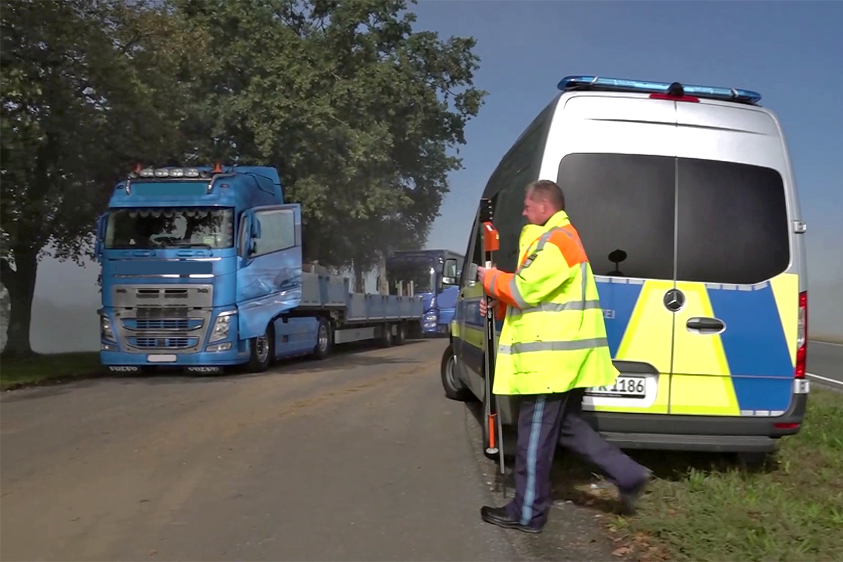 Unterwegs mit der Verkehrspolizei Weiden: Auf der Jagd nach gefährlichen Brummis