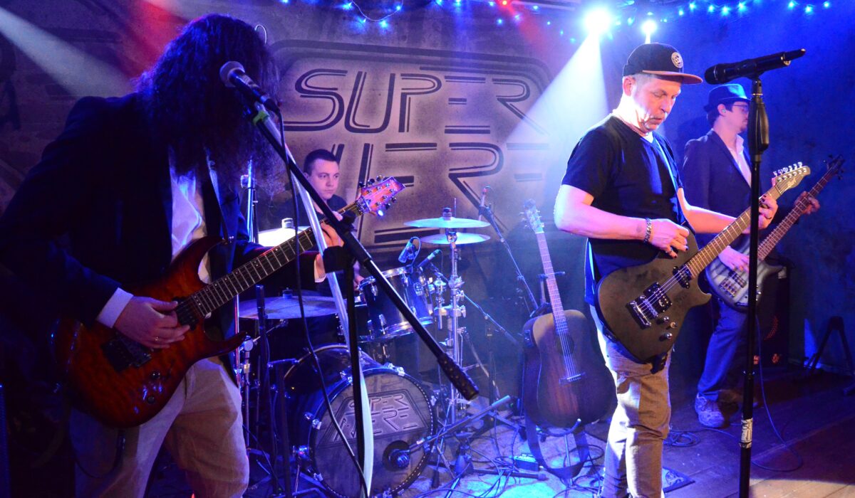 „Superniere“ spielt im Parapluie: Supermucke auf der Live-Stage