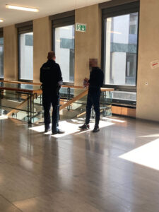 Verfahren nach Fensterwurf: Gewalttätiger Ehemann sagt aus