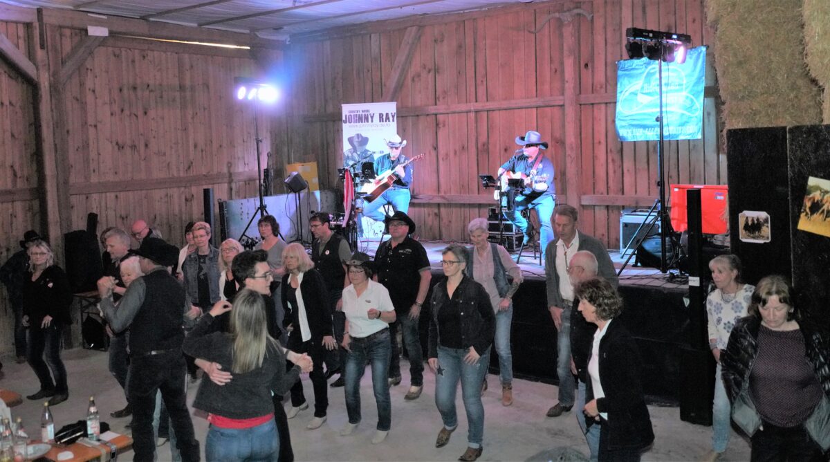 Viele Countryfans in der Gursn-Arena