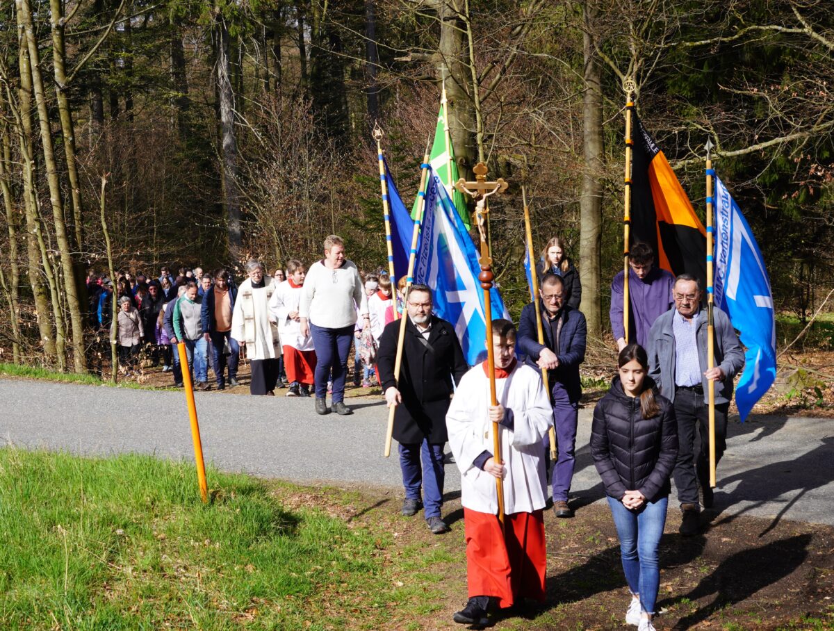 Marienverehrer eröffnen Wallfahrt auf dem Fahrenberg