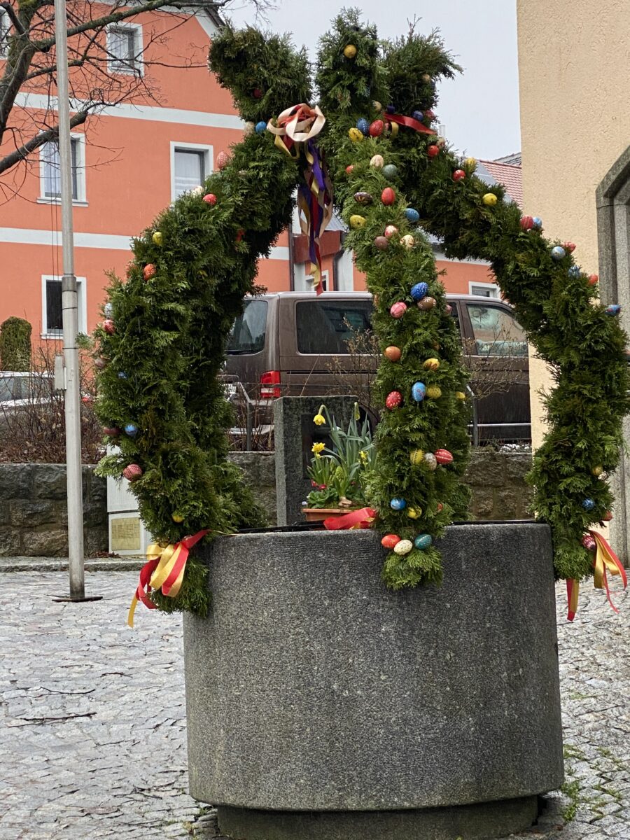 Siedlerbund gestaltet Osterbrunnen