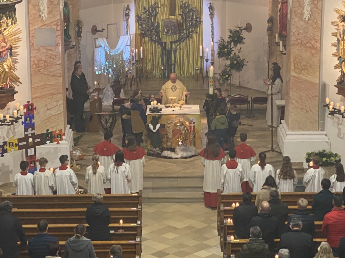 Große Anteilnahme Gläubiger am Leidensweg und der Auferstehung Jesu Christi