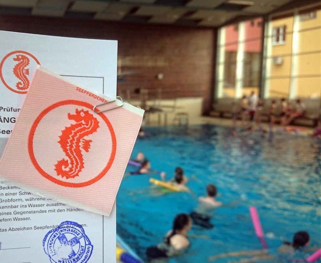 Kinder lernen Brustschwimmen bei der Wasserwacht
