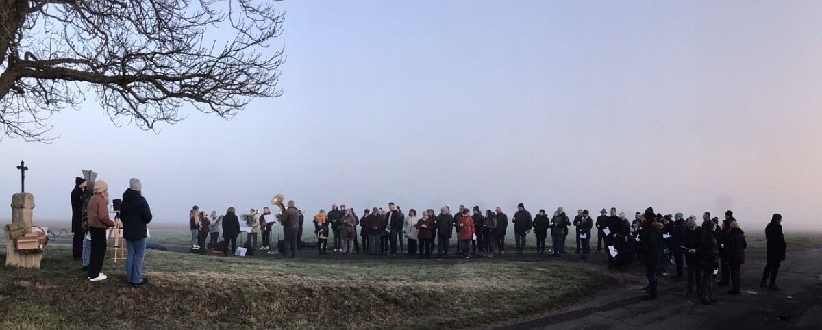 Kirchengemeinde Kaltenbrunn feiert Auferstehungsgottesdienst im Freien