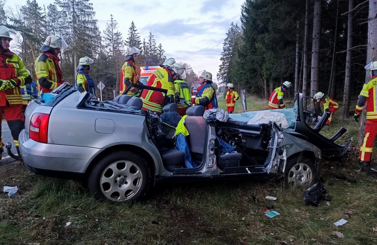 Schwerer Unfall: Autofahrerin prallt gegen Baum