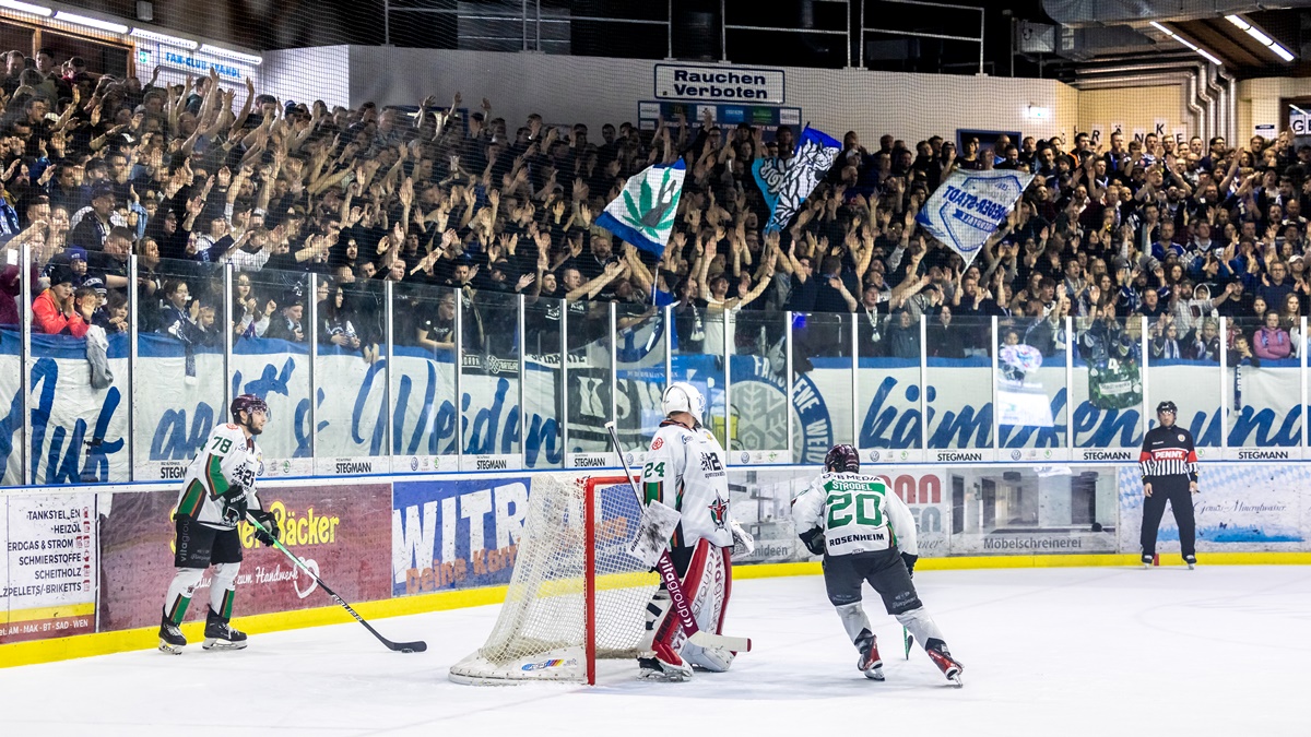 Und wieder gewinnen die Starbulls Rosenheim bei den Blue Devils Weiden
