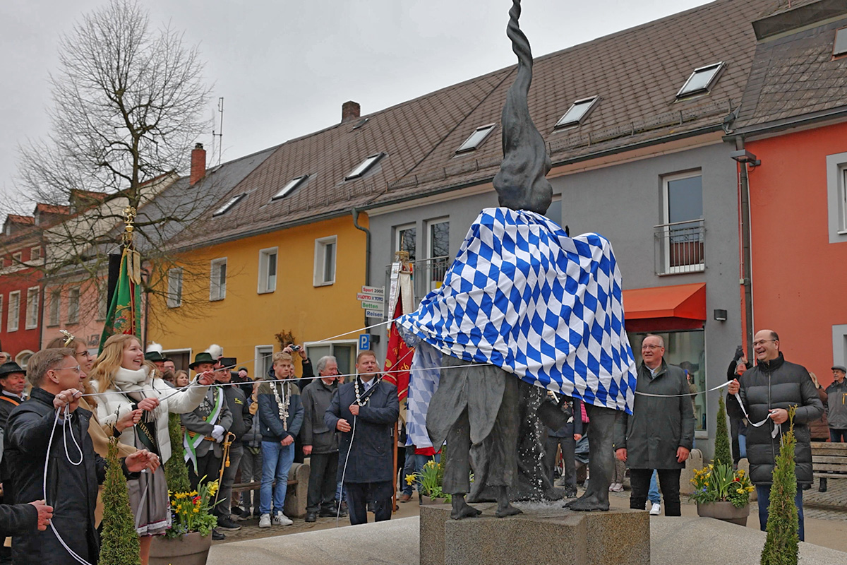 Altneihauser Feierwehrkapell’n feiert die Vollendung des Zoigl-Skulpturenwegs
