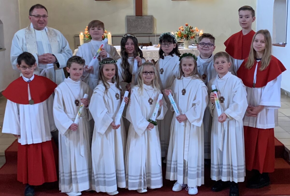 Neun Kinder treten vor den Altar des Herrn