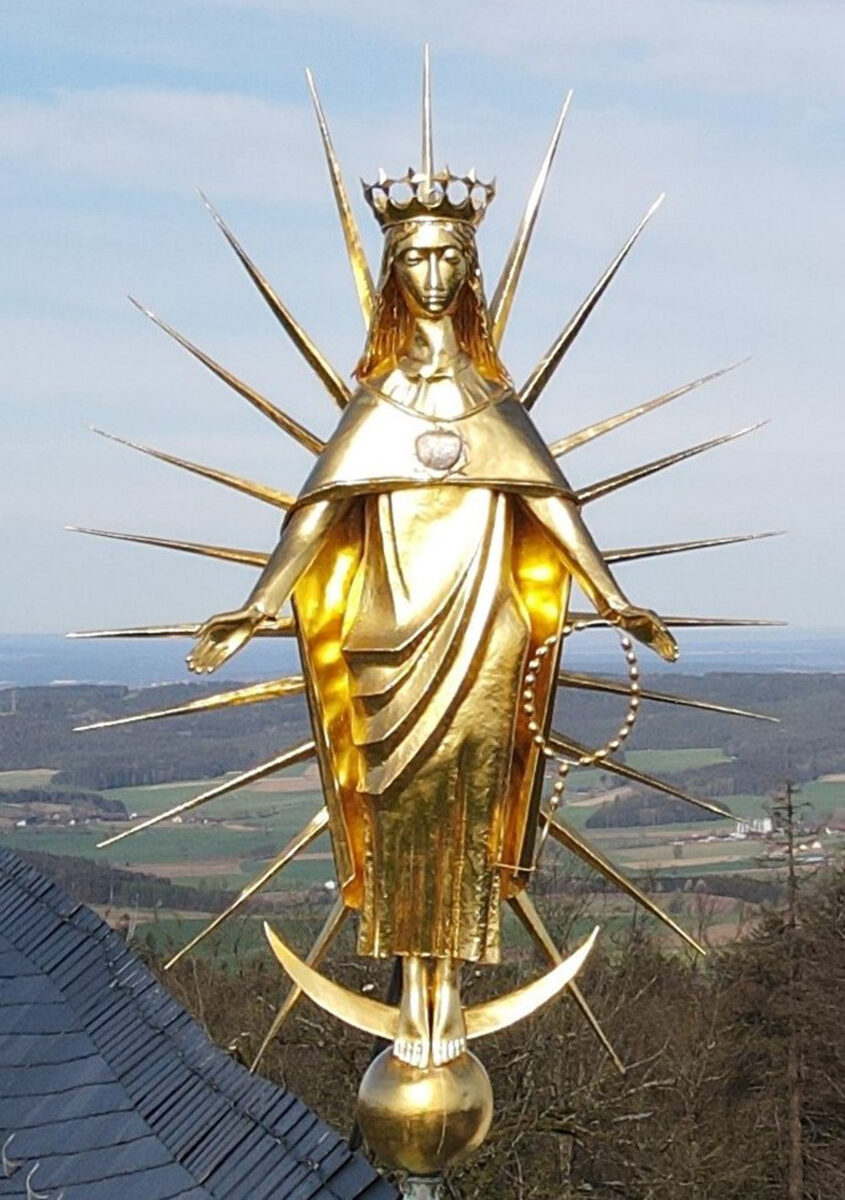 Voller Zuversicht zur Friedensmadonna