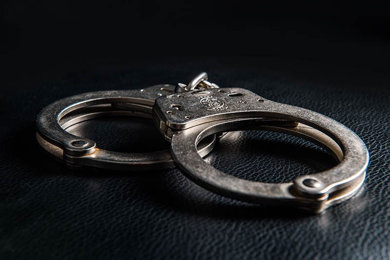 Betrunken auf Polizeibeamte losgegangen