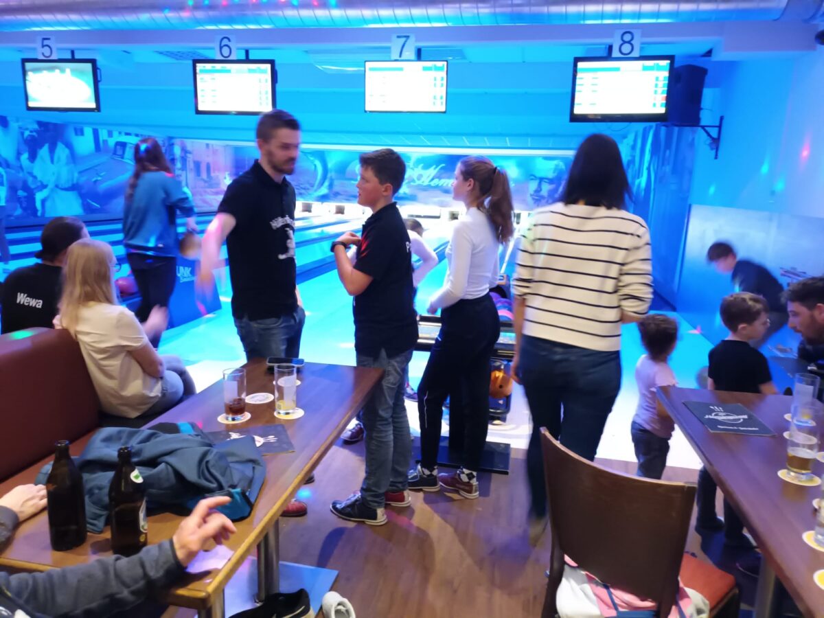 Hüttenfreunde auf der Bowlingbahn
