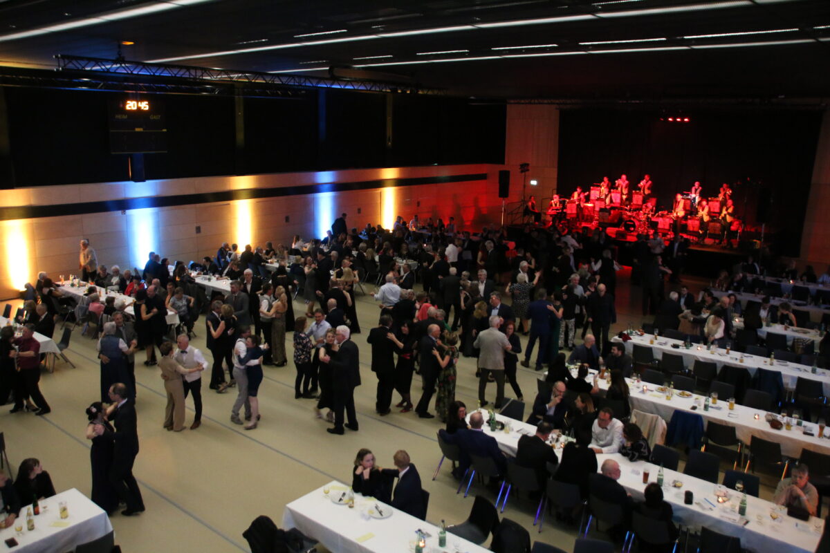 Bürgermeister ist stolz: Stadthalle eröffnet mit Gala-Abend