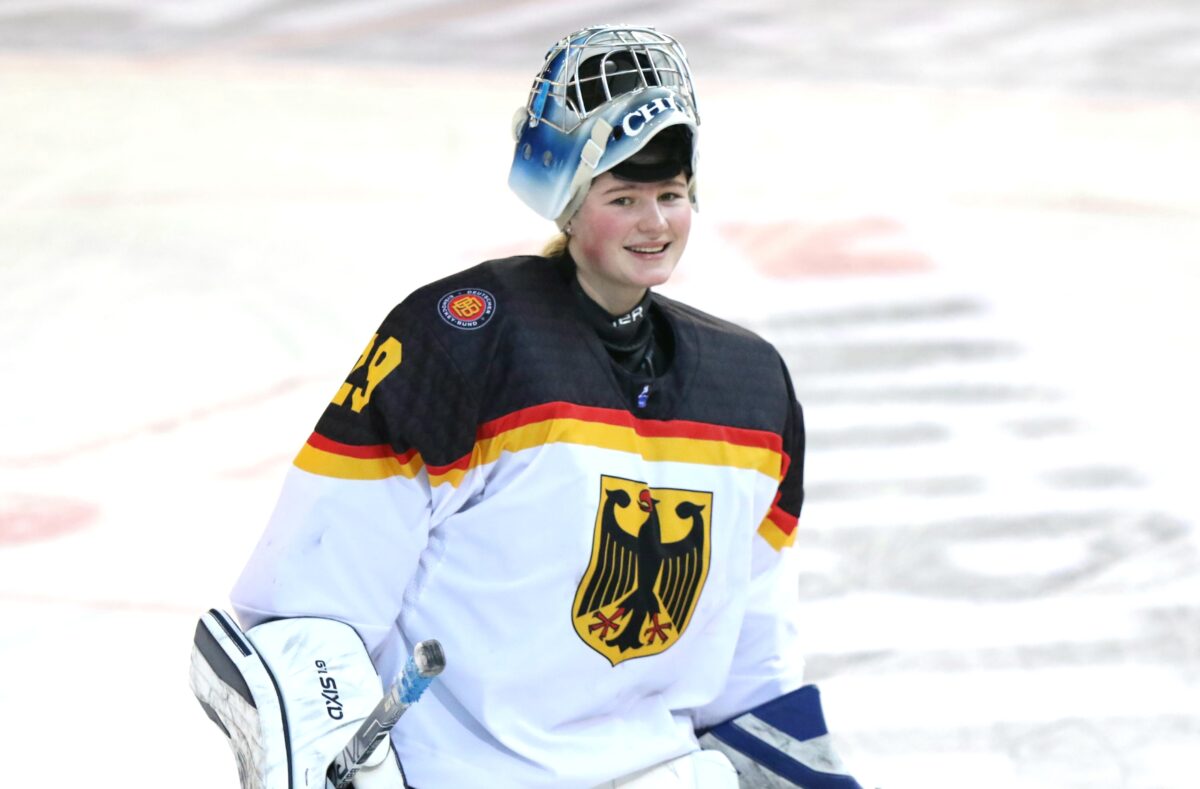 Chiara Schultes ist als „Küken“ bei der Eishockey-WM der Frauen in Kanada dabei