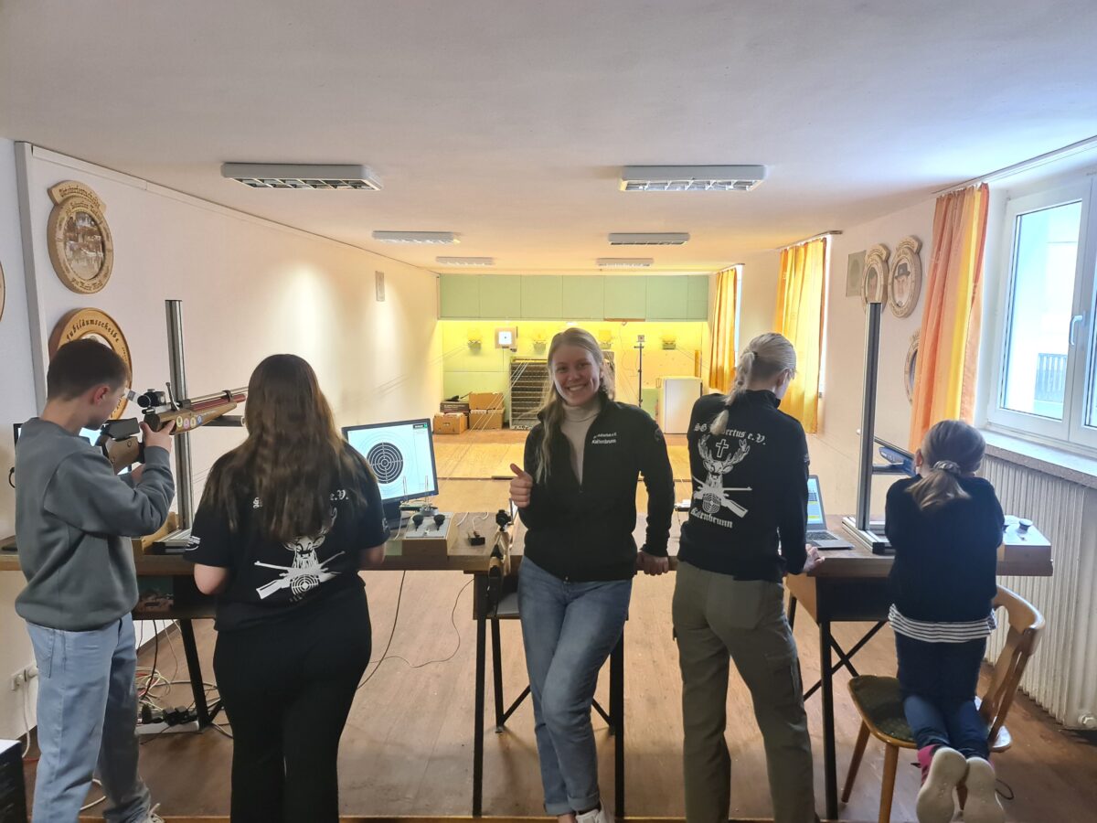 Junge Schützen am Schießstand in<br>Kaltenbrunn
