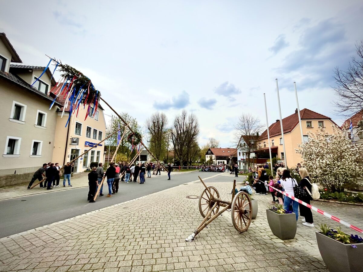 Alljährliche Tradition: Kastler Feuerwehr stellt Maibaum auf