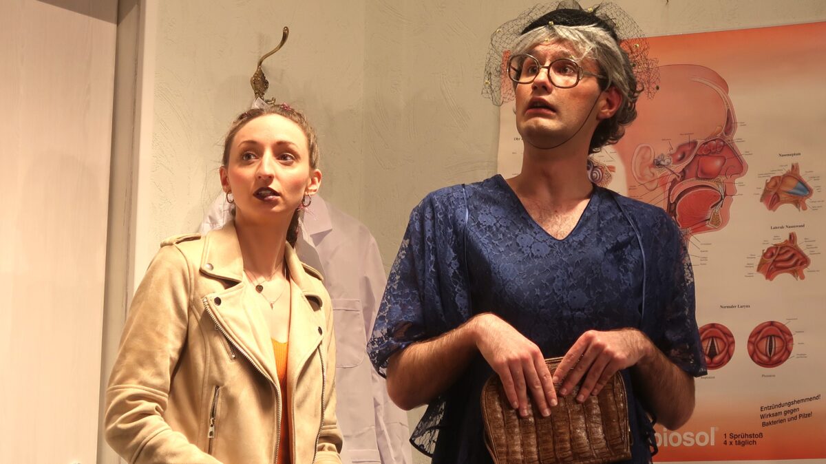 Modern, schräg und temporeich: Bravourstück „Und alles auf Krankenschein“ feiert Premiere