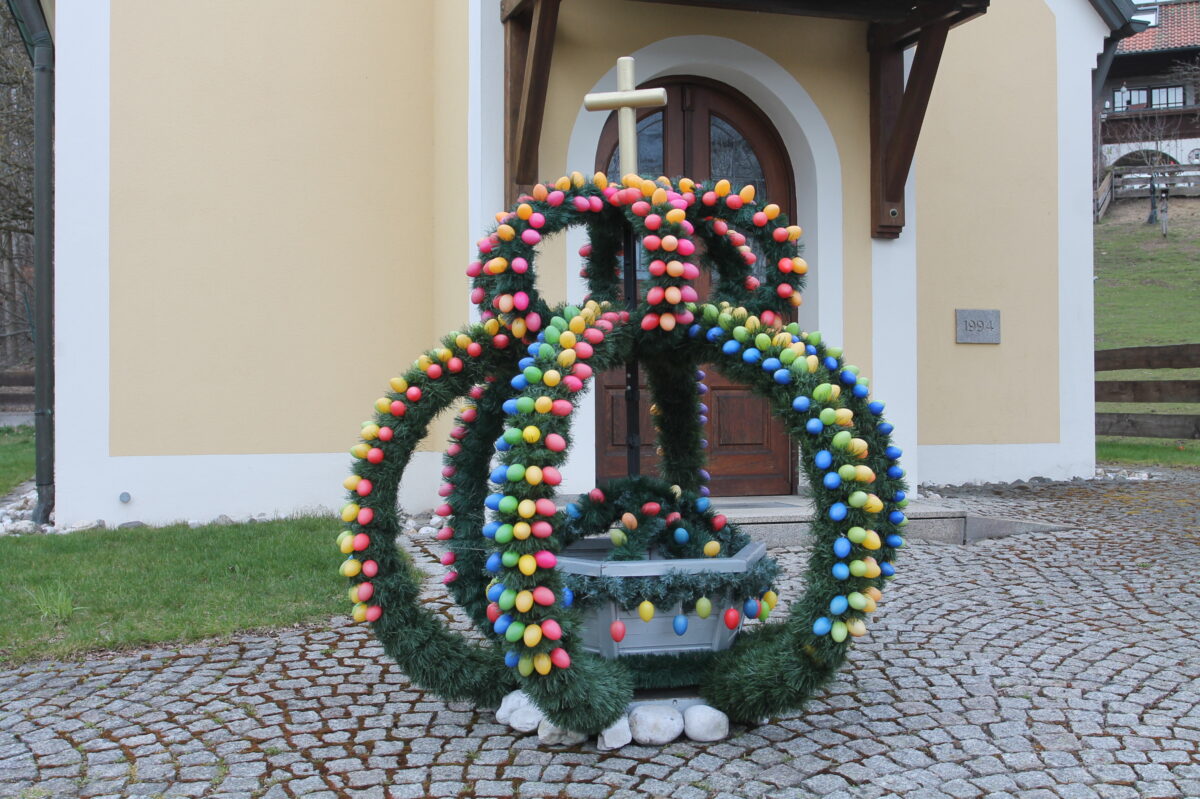 Jetzt auch ein Osterbrunnen in Georgenberg