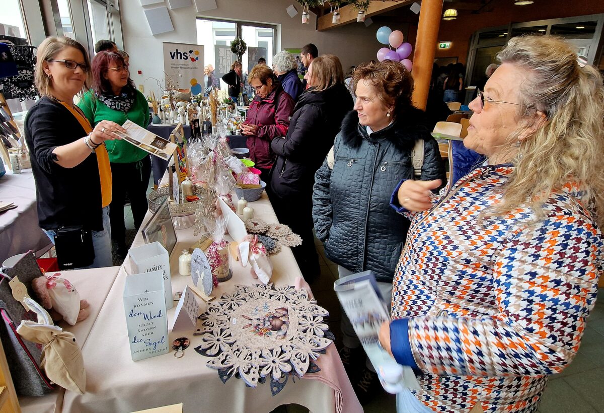 Der Ostermarkt machte auch in der Aula der Volkshochschule jede Menge Freude