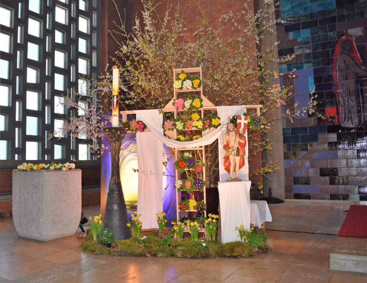 Viele Ostersymbole in der Friedenskirche