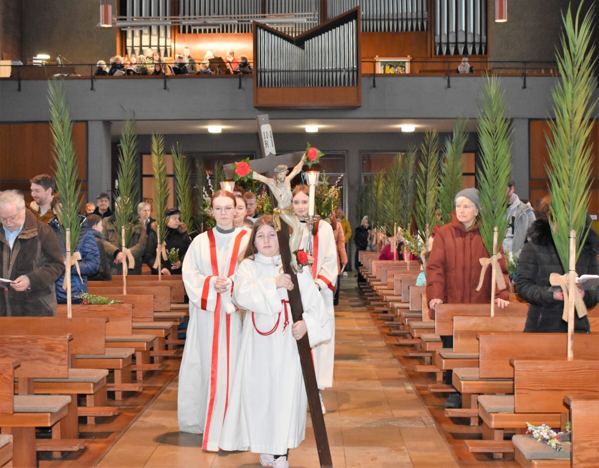 Palmprozession in der geschmückten Friedenskirche