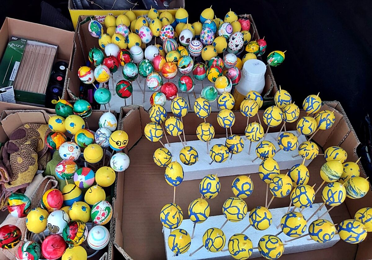 Überstunden nach dem Osterfest: Brandweiher-Kinder bemalen bunte Eier
