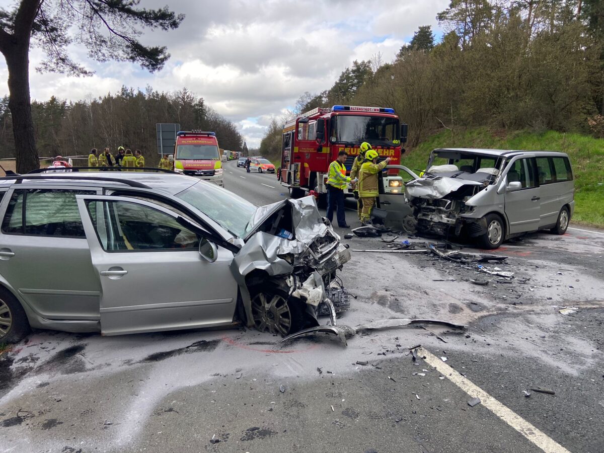 [Update] Schwerer Unfall mit drei Verletzten auf der B22