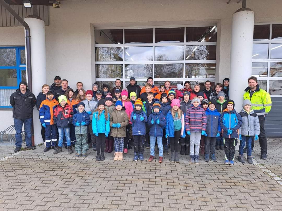 Freiwillige Helfer sammeln Müll in Weiherhammer