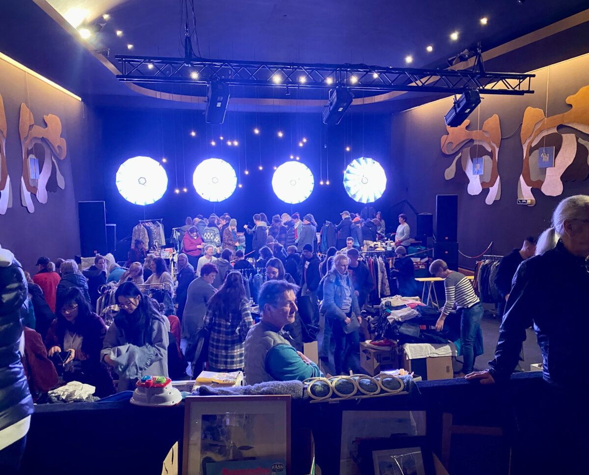 Nacht Flohmarkt mit Partystimmung: Nostalgiefeeling inklusive im Alten Ring Kino
