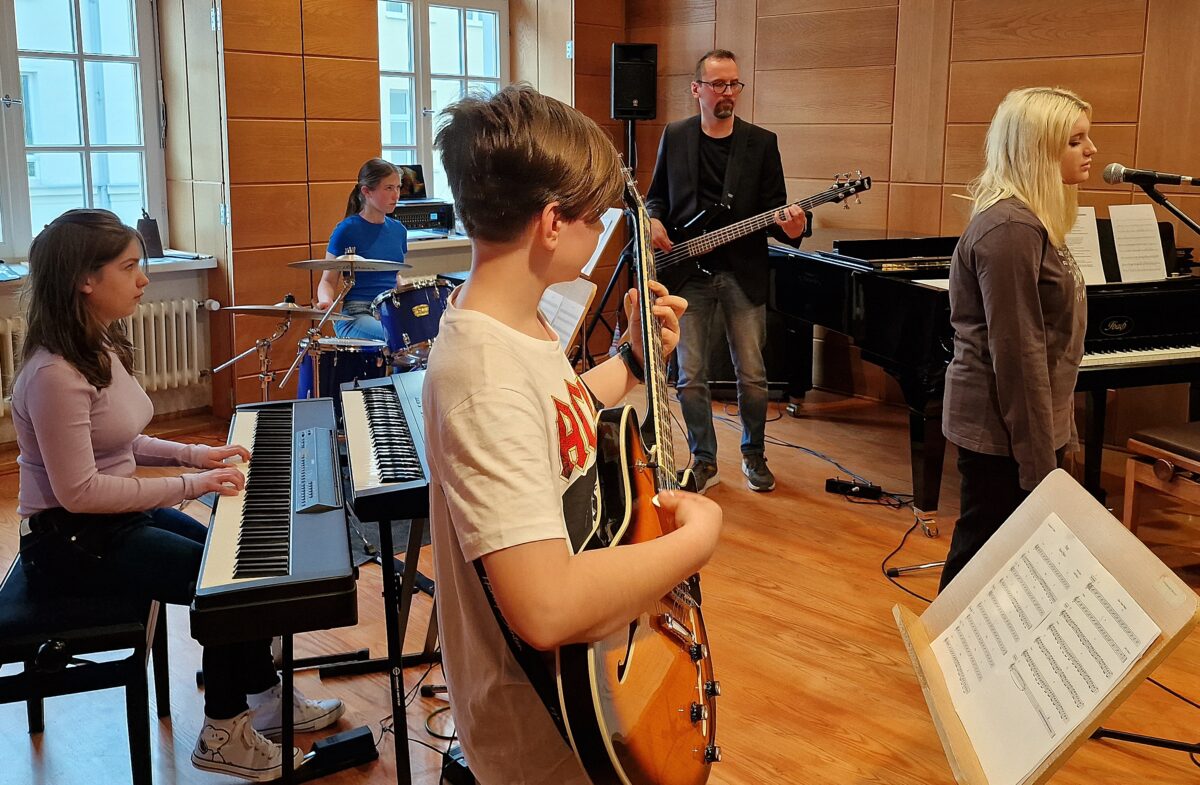 Schlagzeug, Gitarre und Gesang – Schüler stehen erstmals auf der Bühne