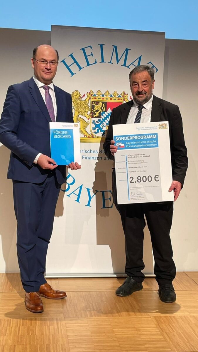 2.800 Euro für Kommunalpartnerschaft zwischen Waldthurn und Hostau