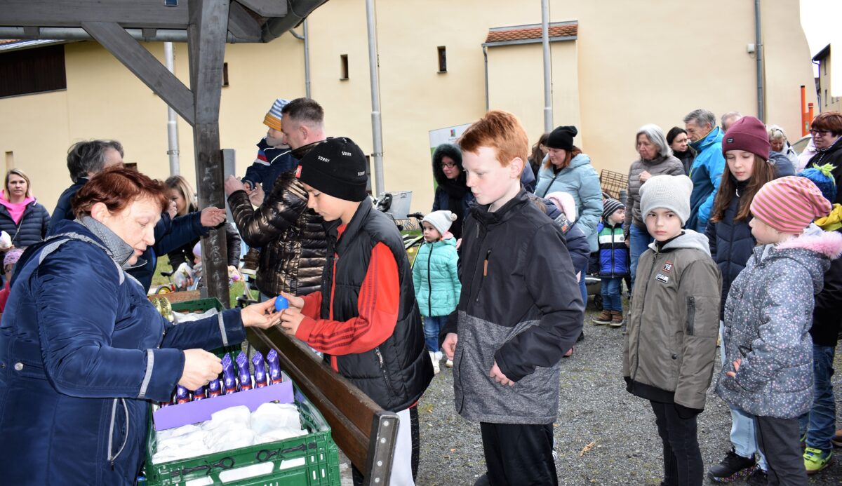 Häschen, Eier, Stofftiere und Spiele