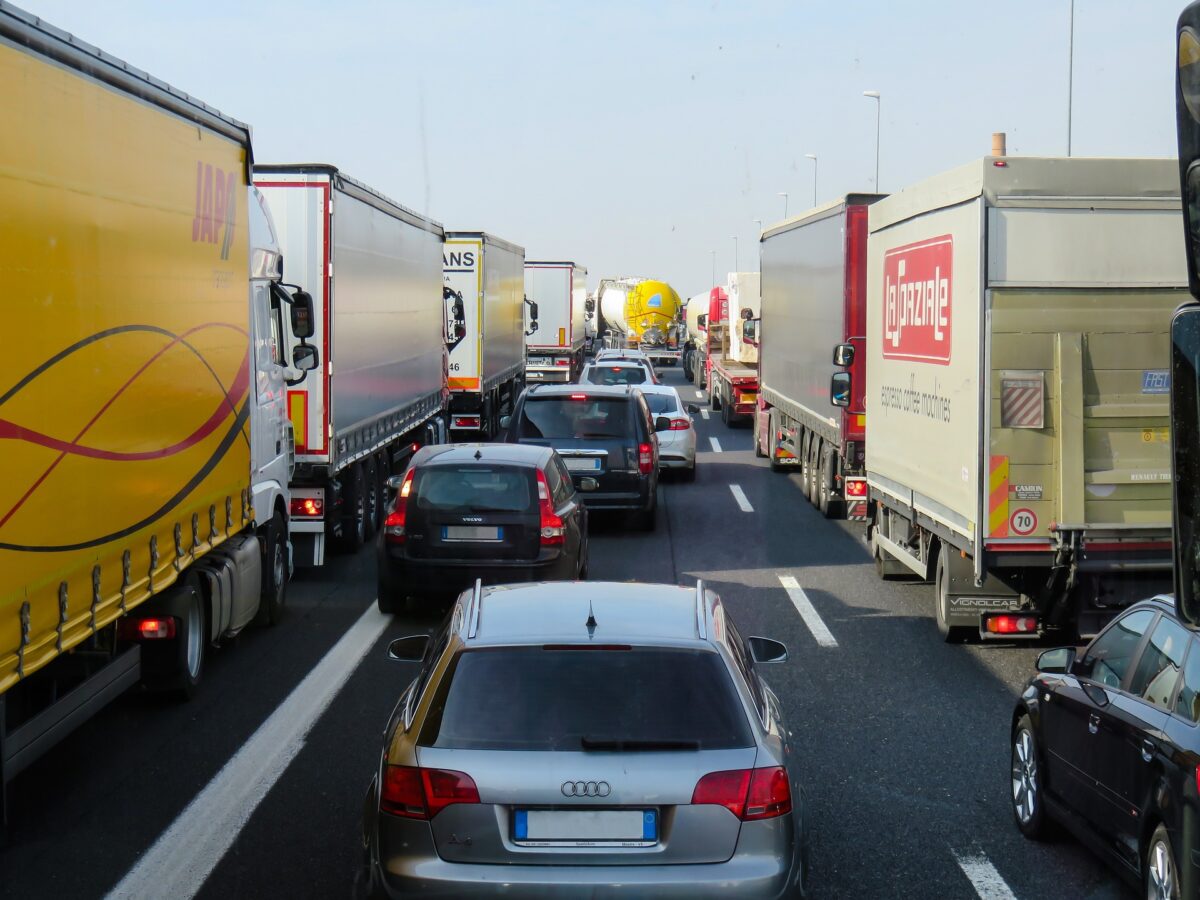 Autofahrer brauchen Geduld: Stau auf den Autobahnen erwartet
