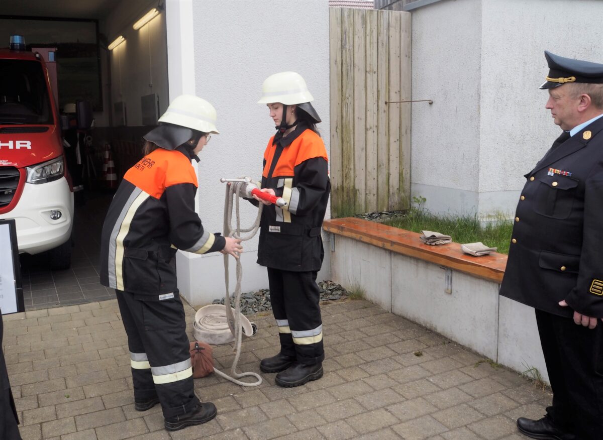 Zwei junge Feuerwehrfrauen mit Jugendleistungsabzeichen