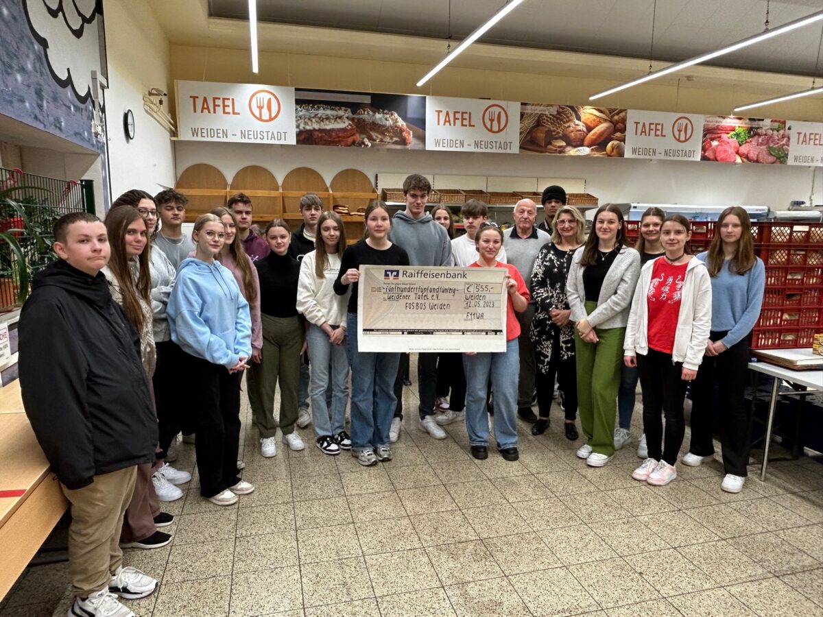 FOS-Klasse spendet für die Tafel